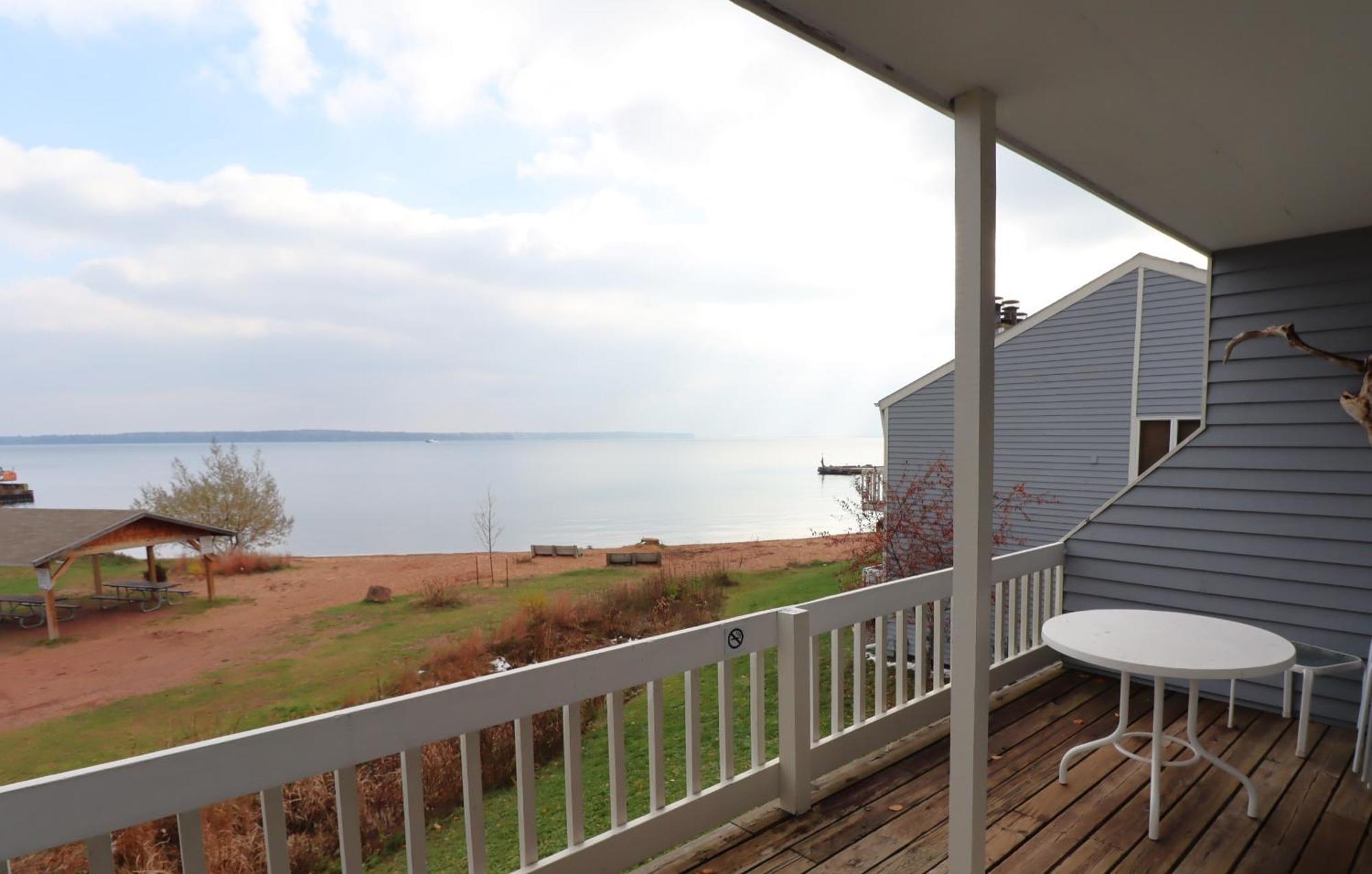 Beautiful Beach Front Condo With Lake Views Bayfield Buitenkant foto