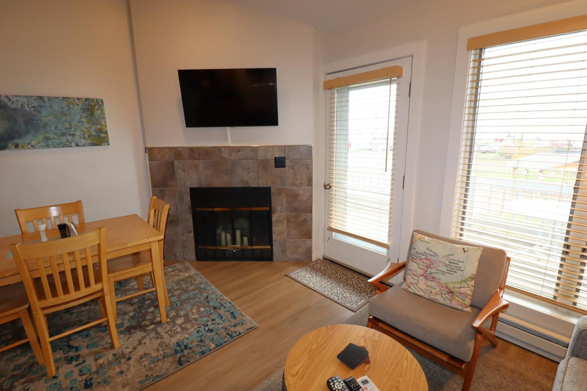 Beautiful Beach Front Condo With Lake Views Bayfield Buitenkant foto