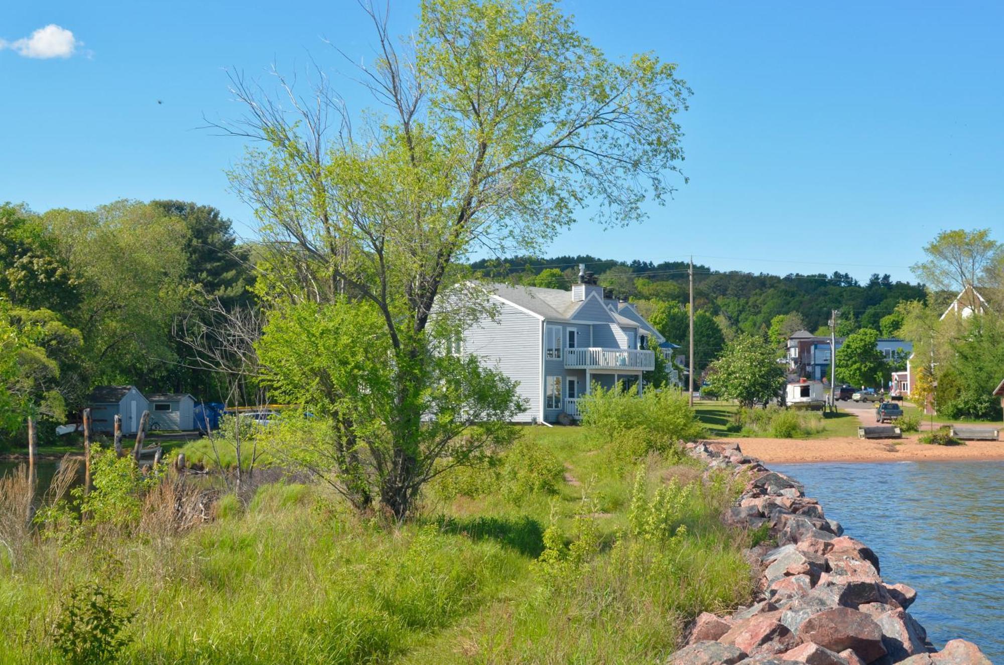 Beautiful Beach Front Condo With Lake Views Bayfield Buitenkant foto