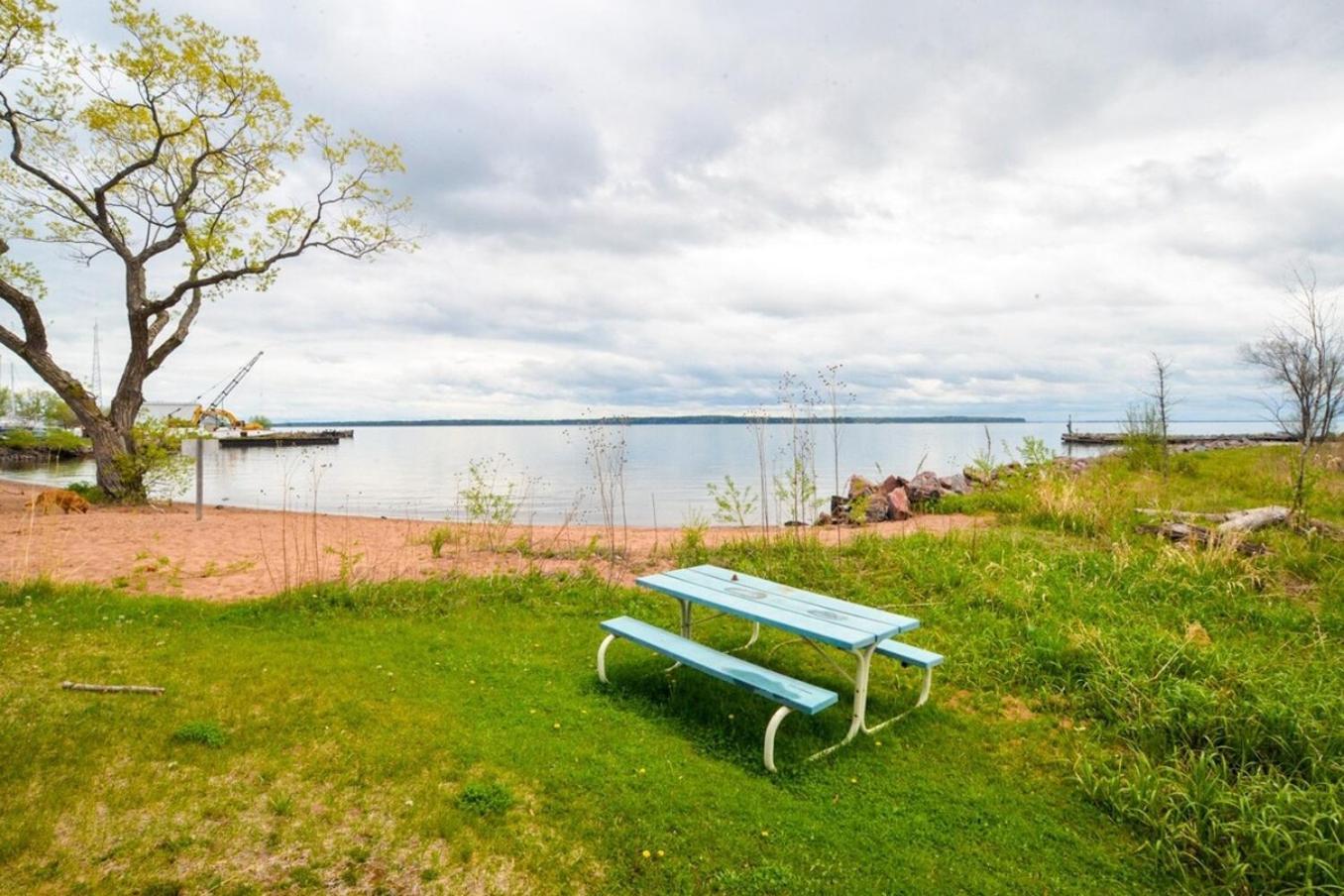 Beautiful Beach Front Condo With Lake Views Bayfield Buitenkant foto