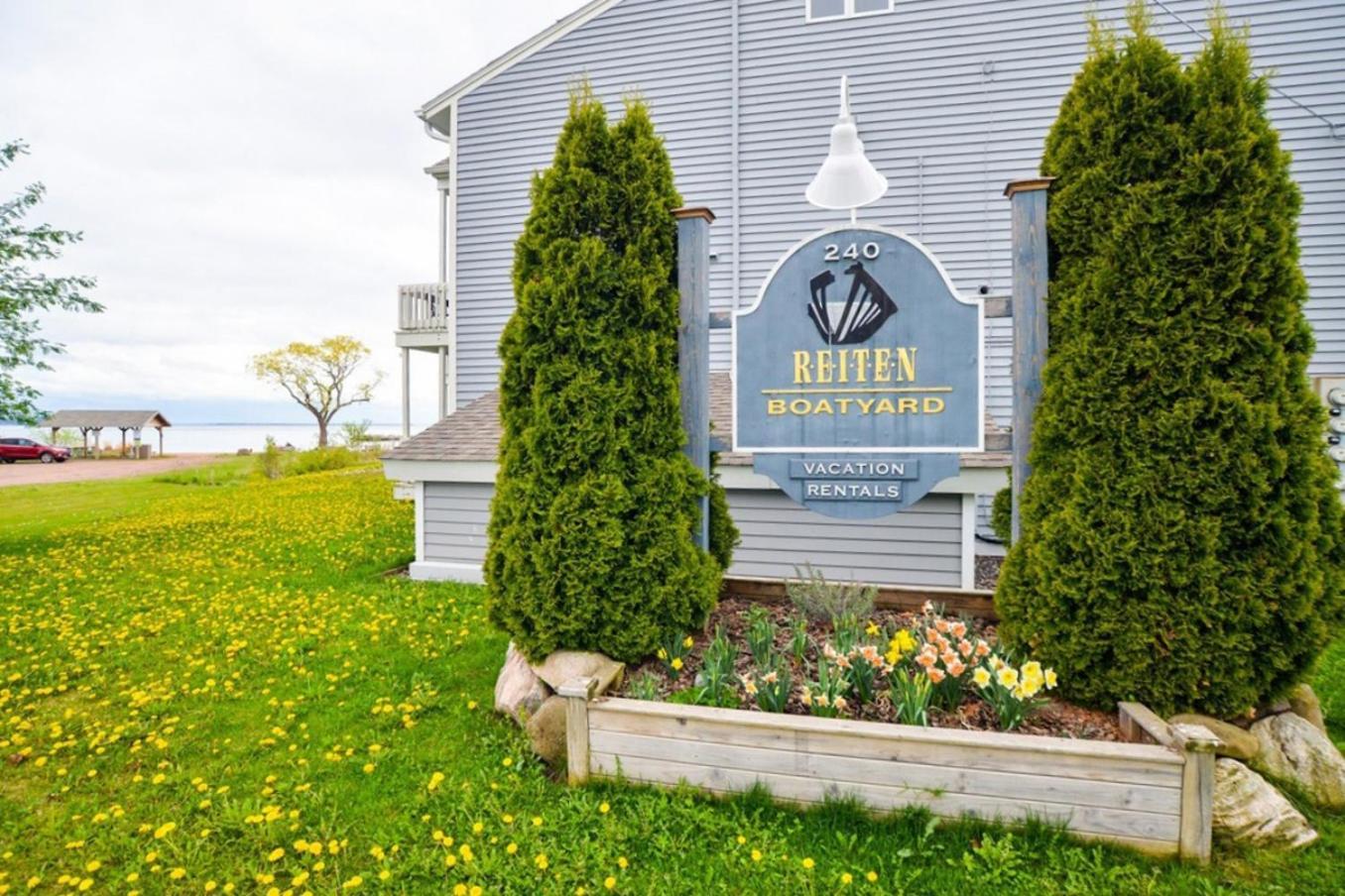 Beautiful Beach Front Condo With Lake Views Bayfield Buitenkant foto